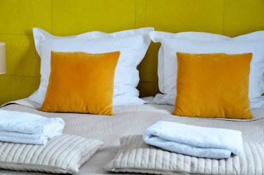 Otel odasında çift kişilik yatak. Konaklama