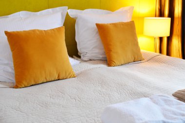 Otel odasında çift kişilik yatak. Konaklama