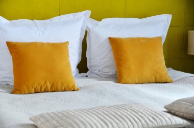 Otel odasında çift kişilik yatak. Konaklama