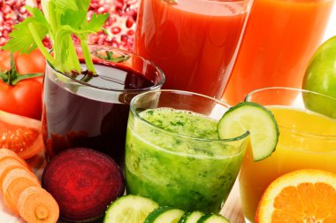 Taze organik sebze ve meyve suları ile gözlük