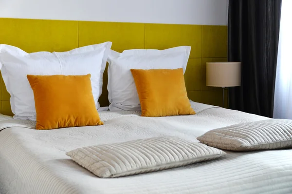 Tweepersoonsbed in de hotelkamer. Accommodatie — Stockfoto