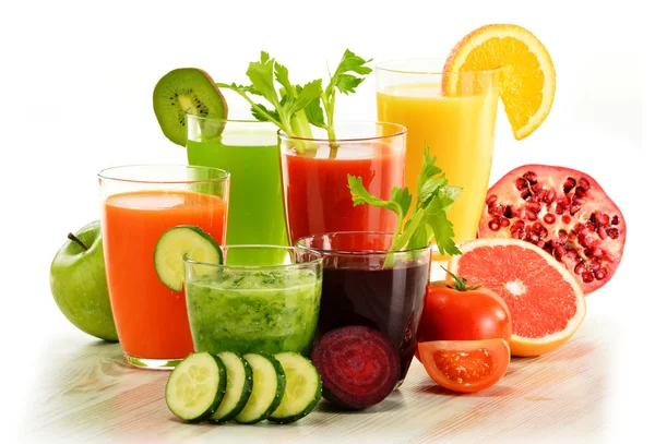 Okulary z świeżych organicznych warzyw i soków owocowych na biały — Zdjęcie stockowe