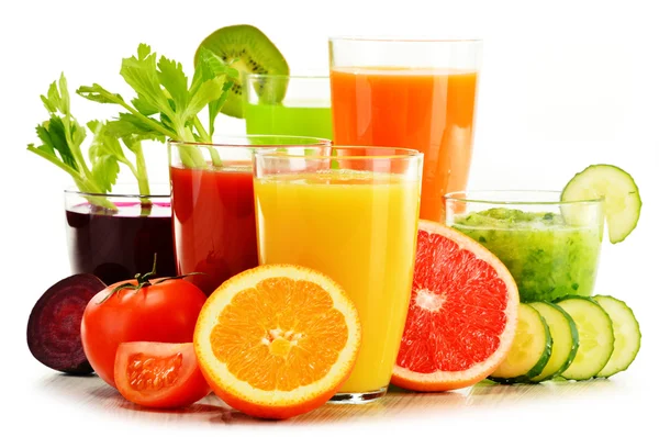 Verres aux jus de fruits et légumes frais bio sur fond blanc — Photo