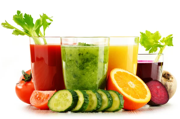 Beyaz üzerine taze organik sebze ve meyve suları ile gözlük