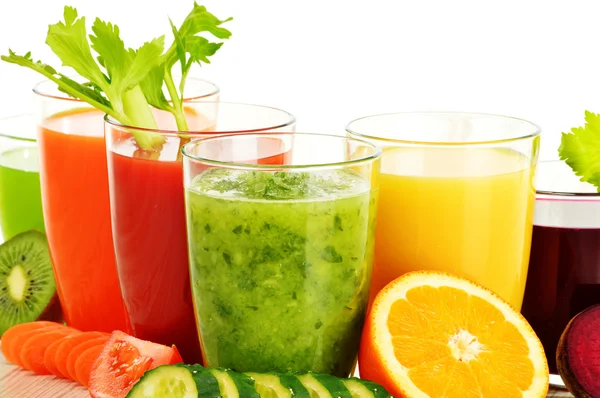Beyaz üzerine taze organik sebze ve meyve suları ile gözlük