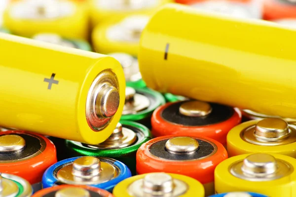 Samenstelling met alkalische batterijen. Chemisch afval — Stockfoto