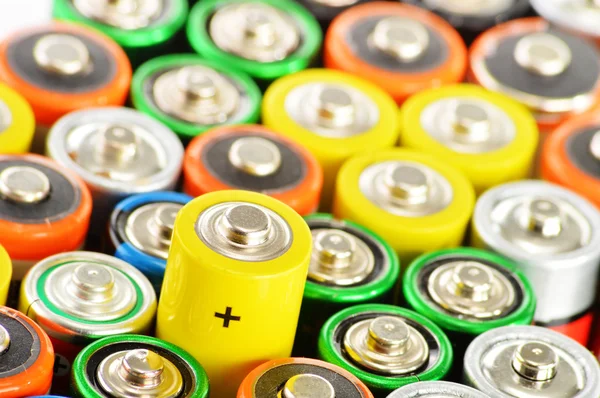 Composição com baterias alcalinas. Resíduos químicos — Fotografia de Stock