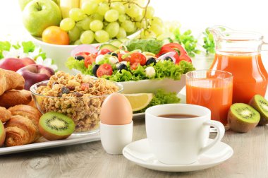 kahve, meyve suyu, kruvasan, salata, müsli ve yumurta kahvaltı