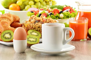 kahve, meyve suyu, kruvasan, salata, müsli ve yumurta kahvaltı