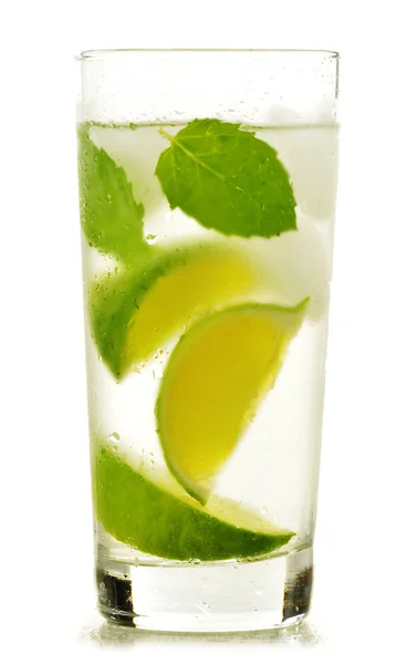 Glas Wasser mit Limette und Minze isoliert auf weiß — Stockfoto