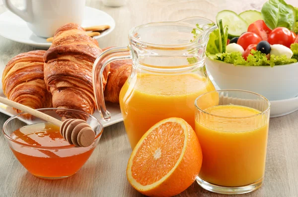 Ontbijt met koffie, jus d'orange, croissant, groenten — Stockfoto