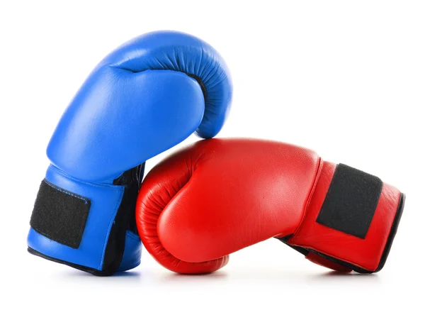 Dos guantes de boxeo de cuero aislados en blanco — Foto de Stock