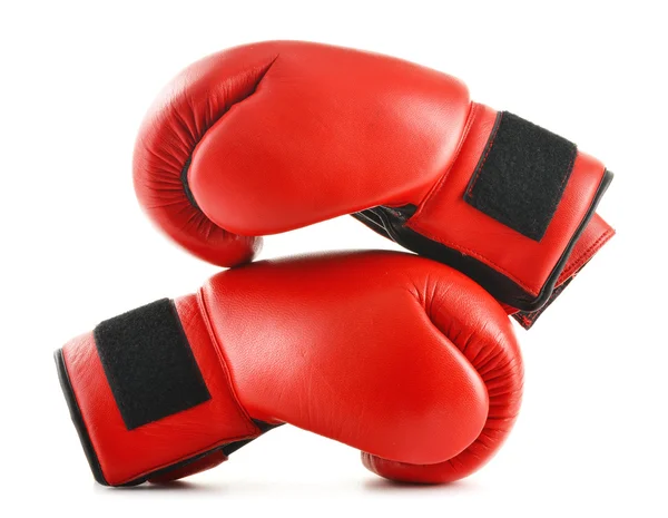 Par de guantes de boxeo de cuero rojo aislados en blanco —  Fotos de Stock