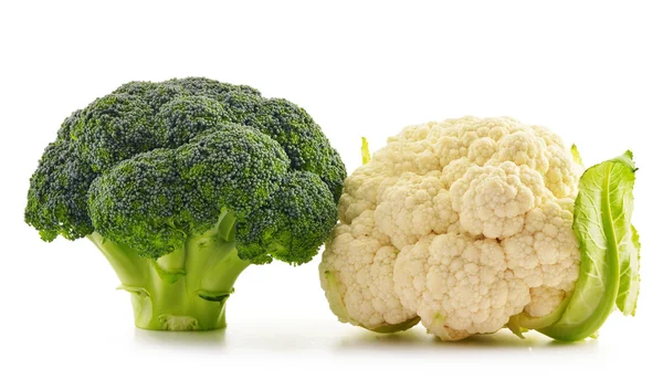 Samenstelling met broccoli en bloemkool geïsoleerd op wit — Stockfoto