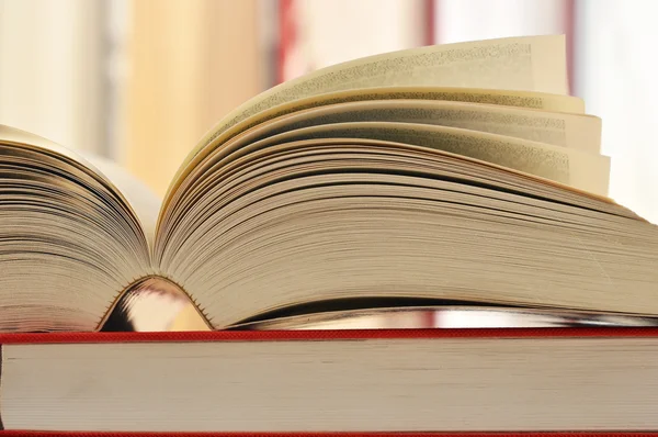 Composición con libros sobre la mesa — Foto de Stock