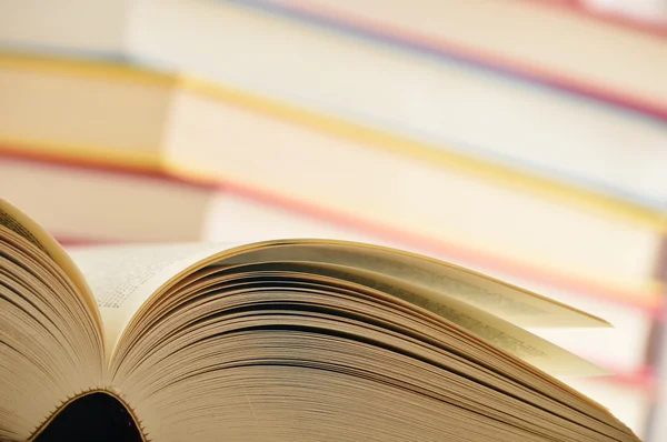 Samenstelling met boeken op tafel — Stockfoto