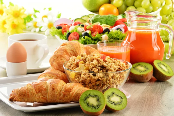 Petit déjeuner avec café, jus de fruits, croissant, salade, muesli et oeuf — Photo