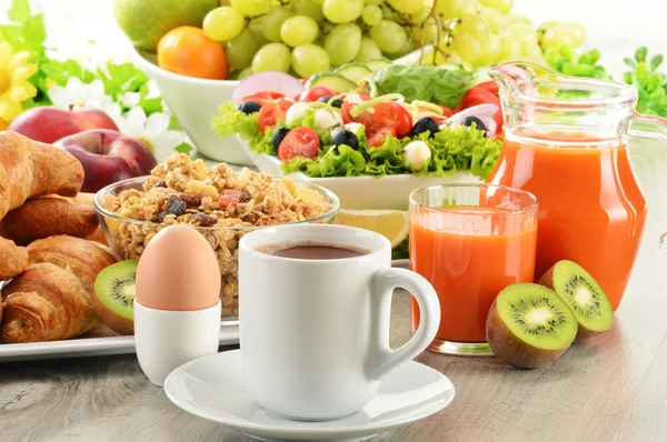 Frühstück mit Kaffee, Saft, Croissant, Salat, Müsli und Ei — Stockfoto