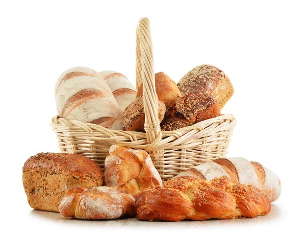 Panier en osier avec produits de boulangerie isolés sur blanc — Photo