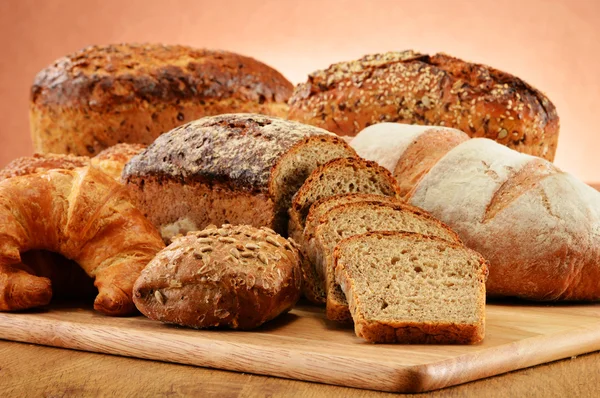 Samenstelling met brood en broodjes. bakken producten — Stockfoto