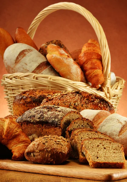 Rieten mand met verscheidenheid van bakken producten — Stockfoto