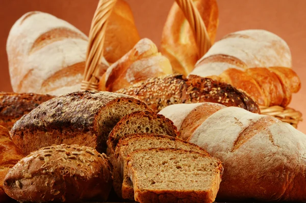 Cesto di vimini con varietà di prodotti da forno — Foto Stock