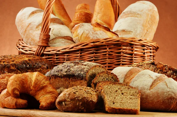 Rieten mand met verscheidenheid van bakken producten — Stockfoto