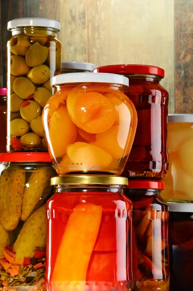 Frascos con verduras en escabeche, compotas afrutadas y mermeladas aisladas —  Fotos de Stock