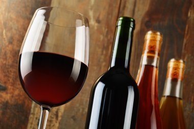 Cam ve şarap şişeleri ile kompozisyon