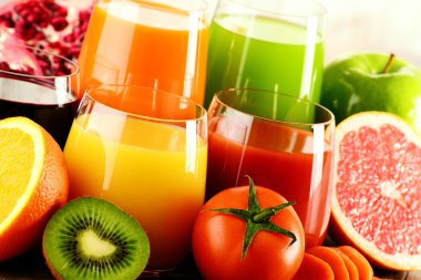 Bardak taze organik sebze ve meyve suları