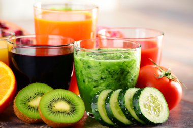 Bardak taze organik sebze ve meyve suları