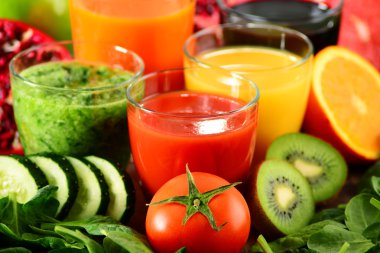 Bardak taze organik sebze ve meyve suları