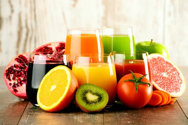 Glasses of fresh organic vegetable and fruit juices — Stock Photo, Image