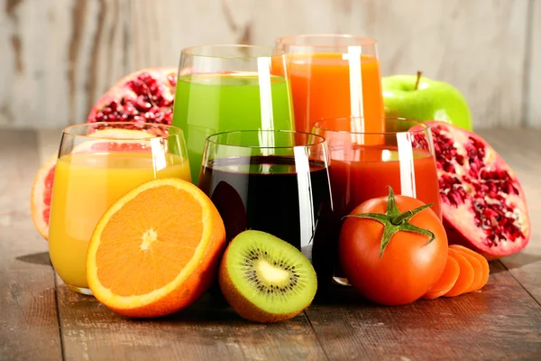 Gläser mit frischem Bio-Gemüse und Fruchtsäften — Stockfoto
