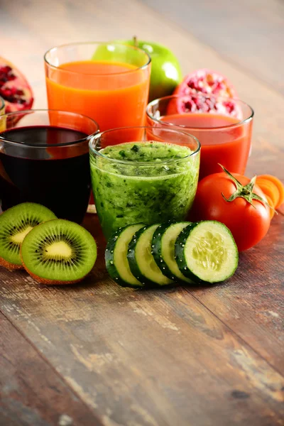 Óculos de produtos hortícolas orgânicos frescos e sumos de frutas — Fotografia de Stock