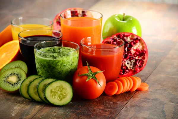 Glazen verse organische fruit en vruchtensappen — Stockfoto