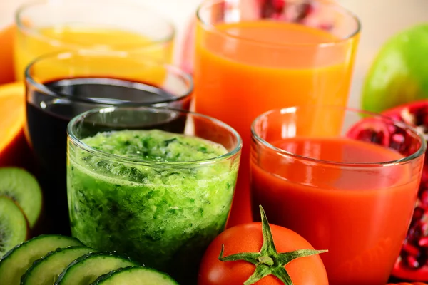 新鮮なオーガニック野菜や果物のジュースのグラス — ストック写真