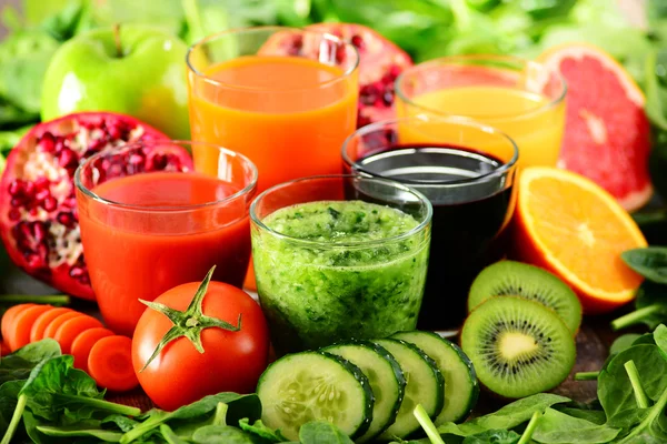 Óculos de produtos hortícolas orgânicos frescos e sumos de frutas — Fotografia de Stock