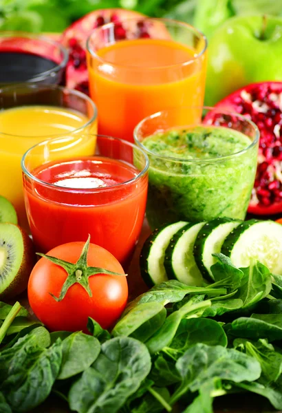Vasos de jugos orgánicos frescos de frutas y verduras — Foto de Stock