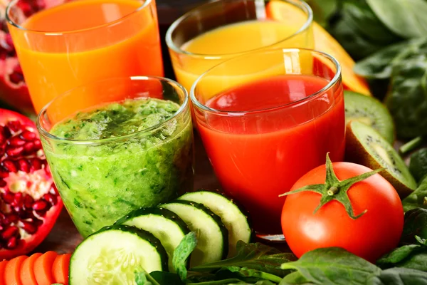 Glasses of fresh organic vegetable and fruit juices — Stock Photo, Image