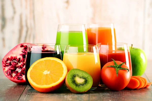 Glasses of fresh organic vegetable and fruit juices — Stock Photo, Image
