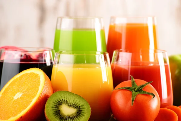 Verres de jus de fruits et de légumes frais biologiques — Photo