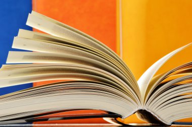 Kütüphanede ciltli kitaplar ile kompozisyon