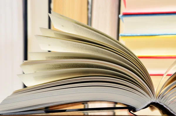 Composição com livros de capa dura na biblioteca — Fotografia de Stock