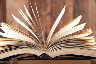 Kütüphanede ciltli kitap ile kompozisyon