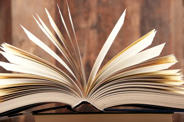 Composición con libro de tapa dura en la biblioteca — Foto de Stock