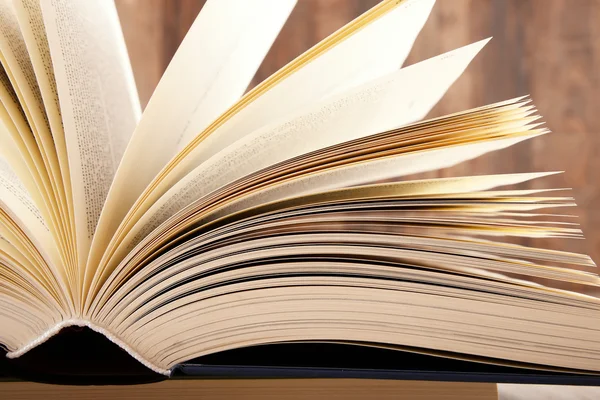 Composizione con libro copertina rigida in biblioteca — Foto Stock