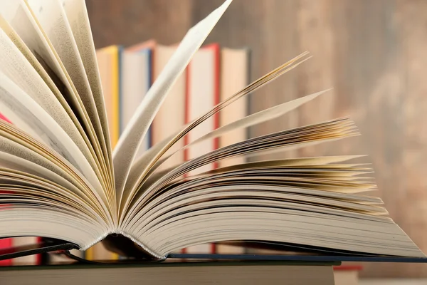 Composición con libro de tapa dura en la biblioteca —  Fotos de Stock