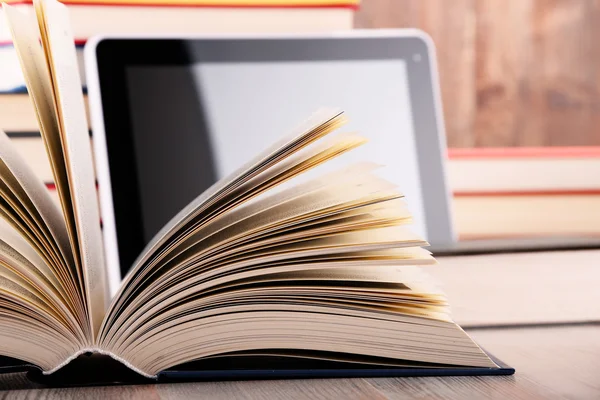 Composición con libros y tableta sobre la mesa — Foto de Stock