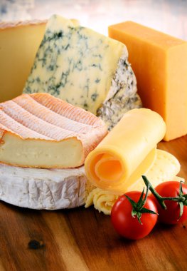 Mutfak masasının üstünde izole peynir farklı türde